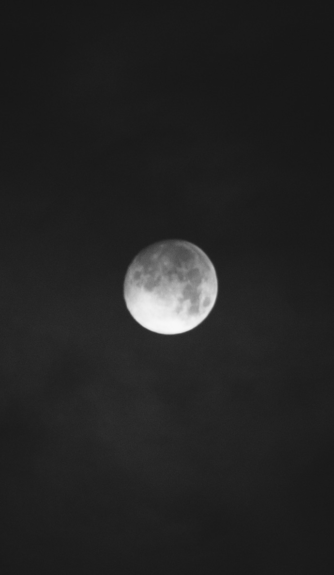 Луна на айфон 15. Луна IOS. Луна айфон. Фото Луны. Снимки Луны на айфон.
