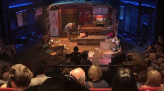Señora con un iPad en el teatro