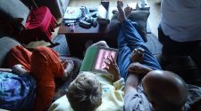 Abuela utilizando un iPad, de Meg Stewart.