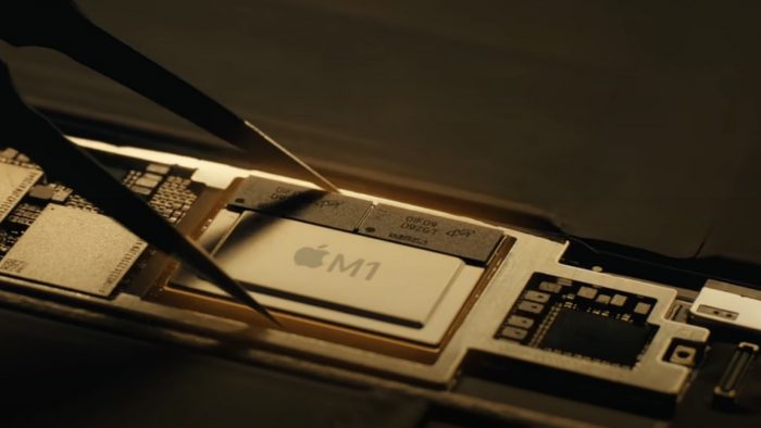 Tim Cook colocando un M1 en un iPad Pro